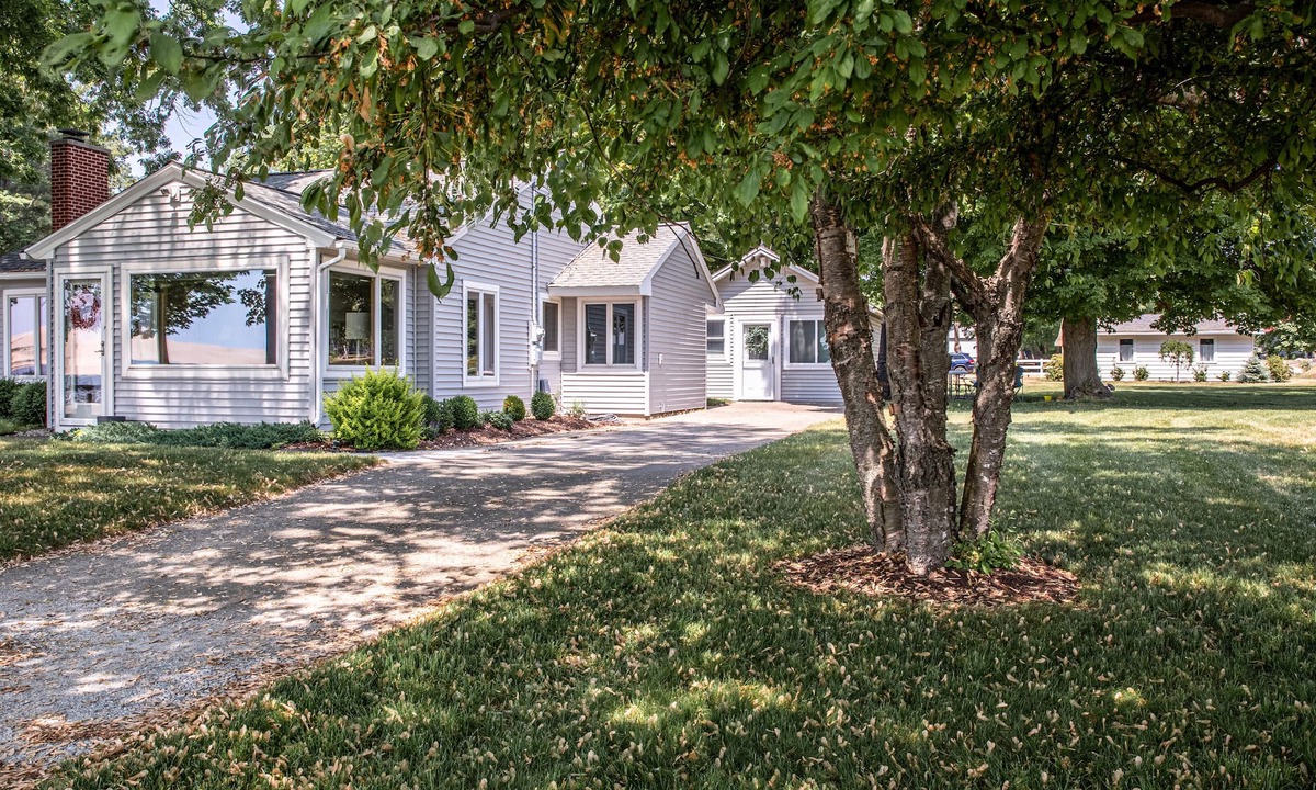 Silver Lake Cottage | "Lake Haven" Cottage & Guest House, sleeps 8. Silver Lake frontage, Dune views.