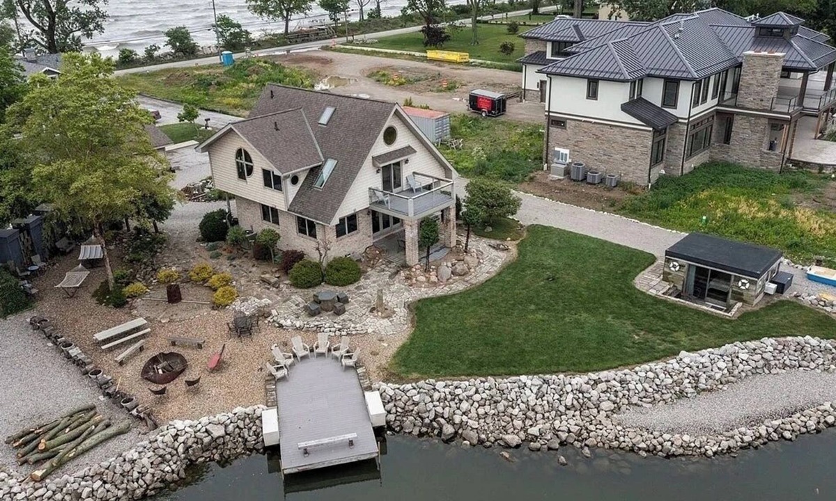 Sandusky House | Lake House at Cedar Point: Waterfront Family Retreat