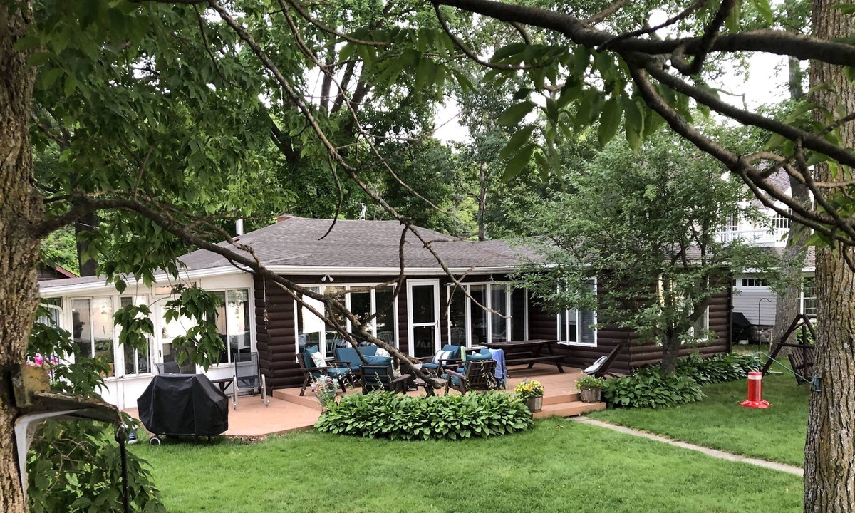 Detroit Lakes Cottage | Lake Melissa Darling Cottage - Sleeps 12 - Lots of extras - Wifi