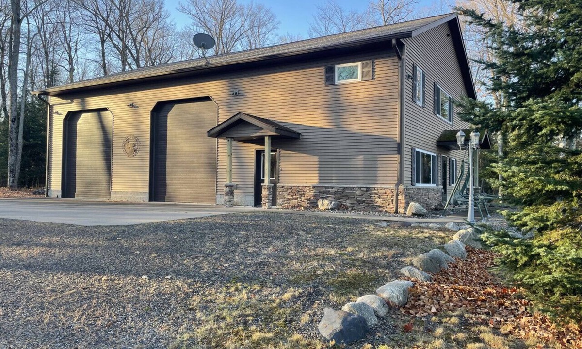 Republic House | Lake Michigamme Garage-Dominium