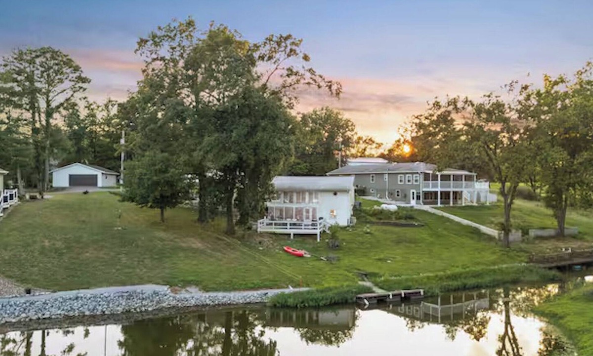 Marion House | Lake of Egypt Cove - Waterfront Home, Kayaks, Pet Friendly