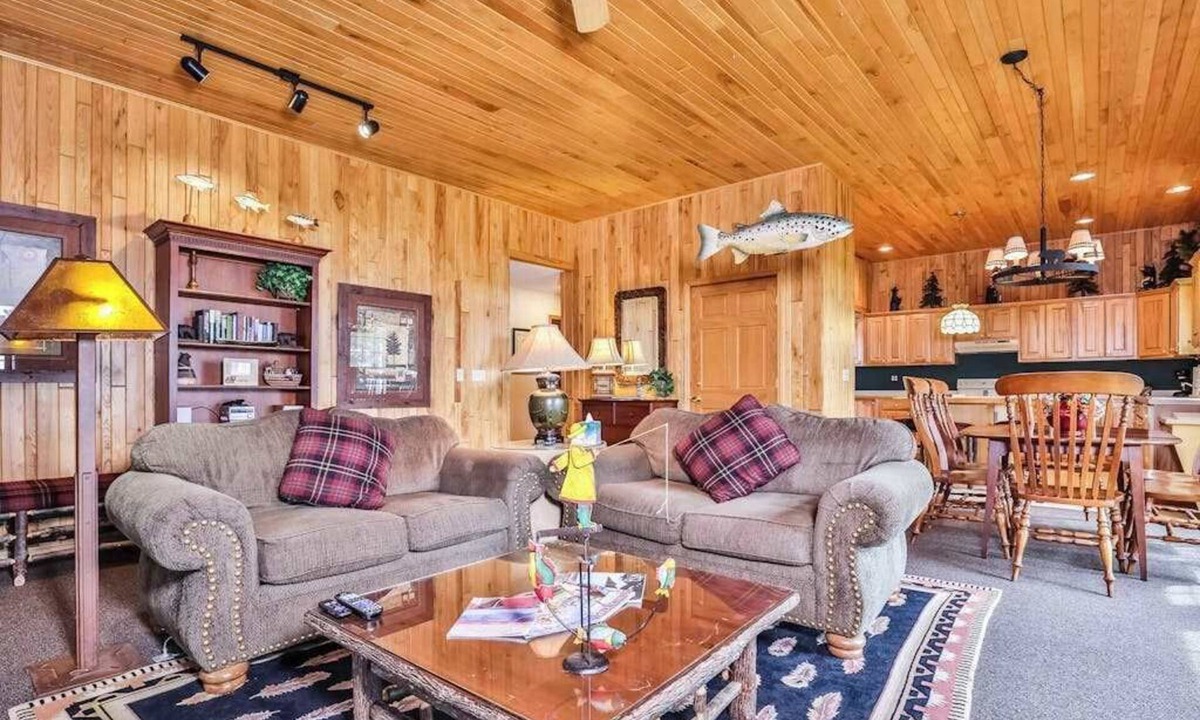 Manitowish Waters Condo | Lake resort villa with water views, screened porch & marina - dog-friendly