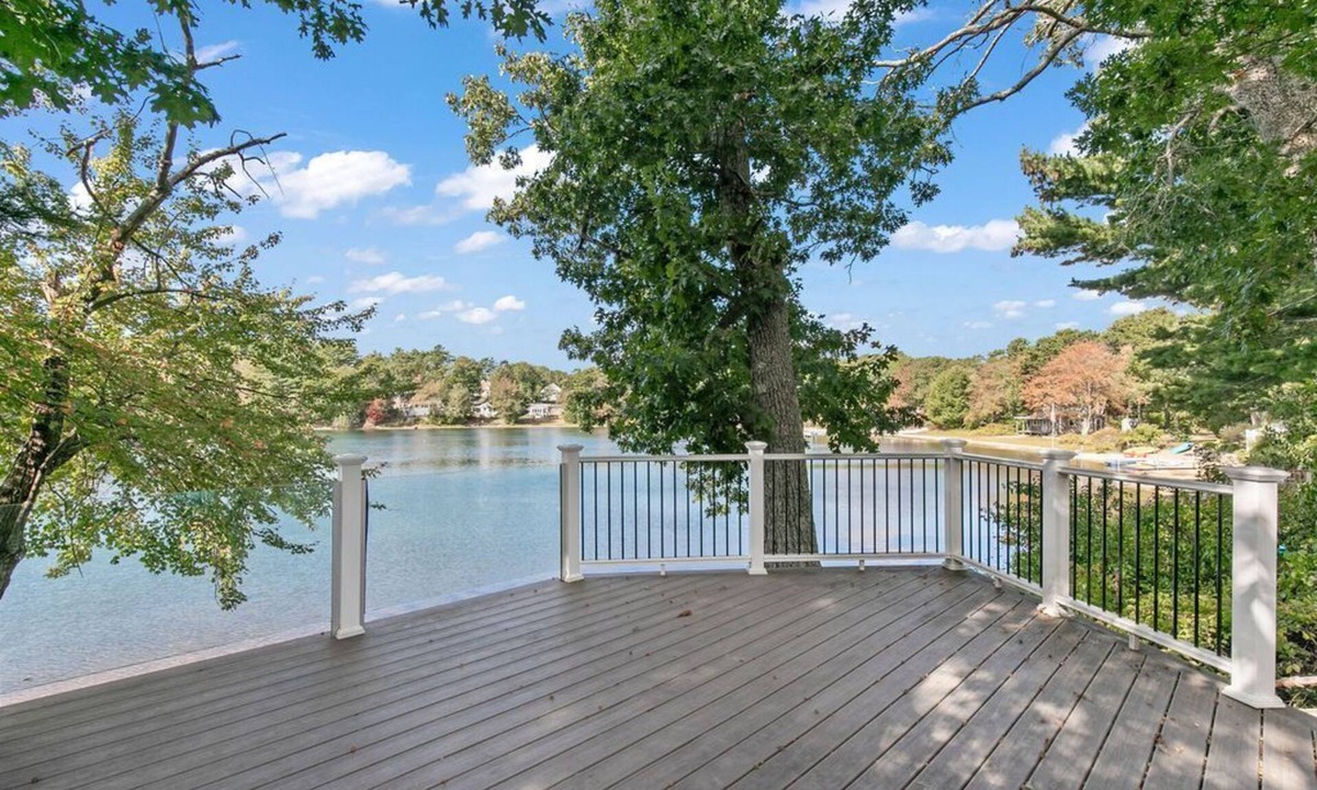 Plymouth Cottage | Lake View | Water Access | Deck | Firepit-AC-Kayak