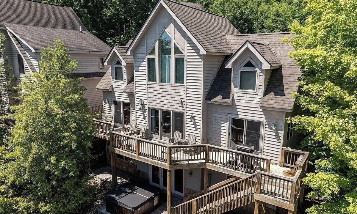 Thayerville Ski Chalet | Lake Views! HOT TUB! Walk to Lake Rentals, Coffee & Eats. Minutes to Everything!