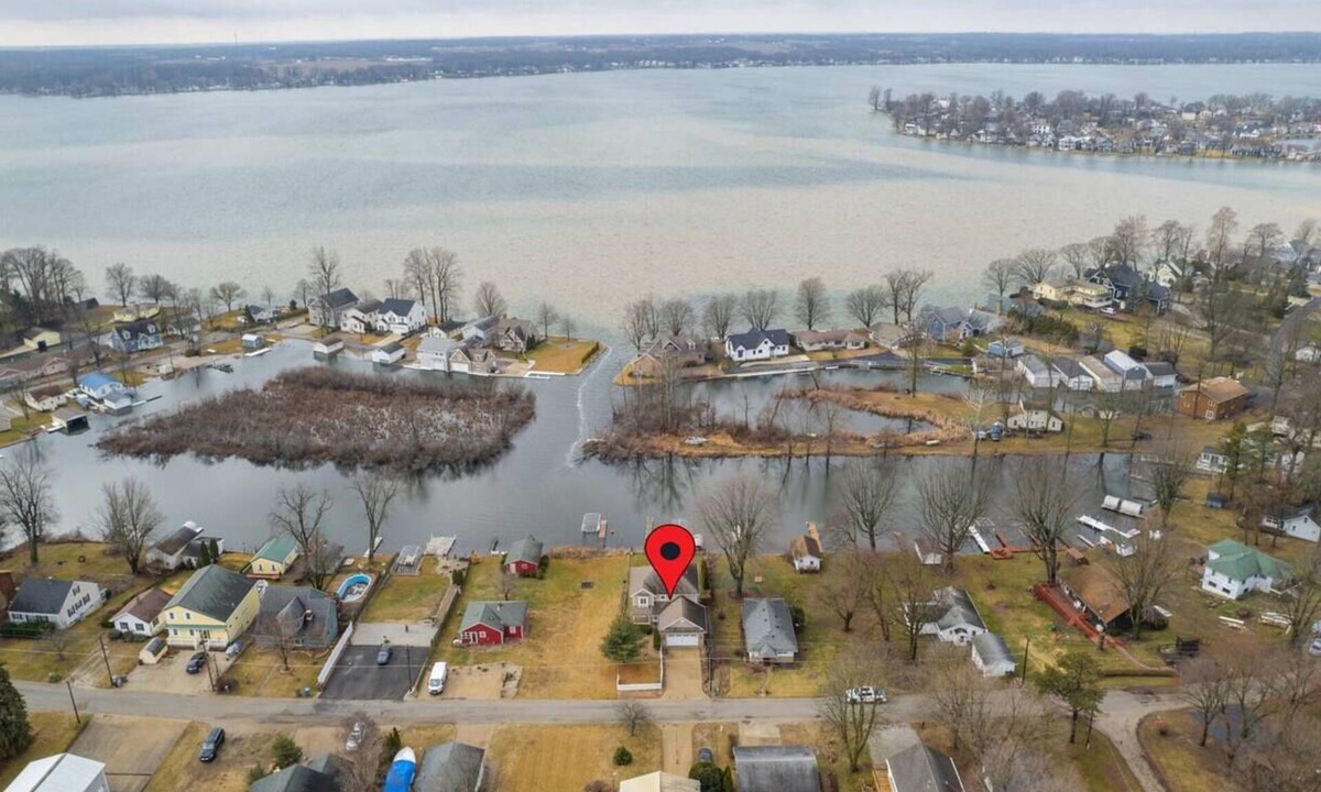 Enchanted Hills House | Lake Wawasee Family Friendly Cottage