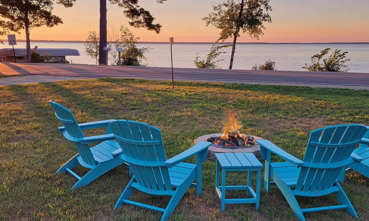 Arkdale Cottage | Lakefront 3-bedroom cottage with private dock & amazing sunset view