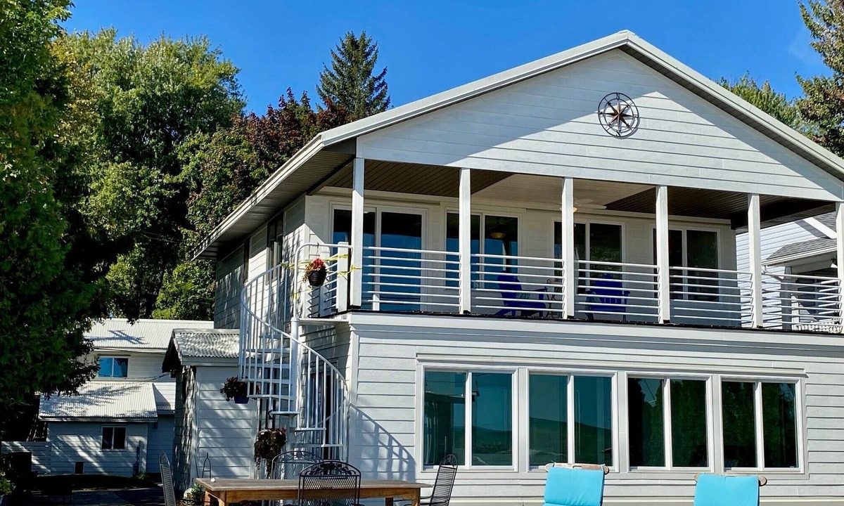 North Lakeport House | Lakefront Beach House - Lake Huron private beach!