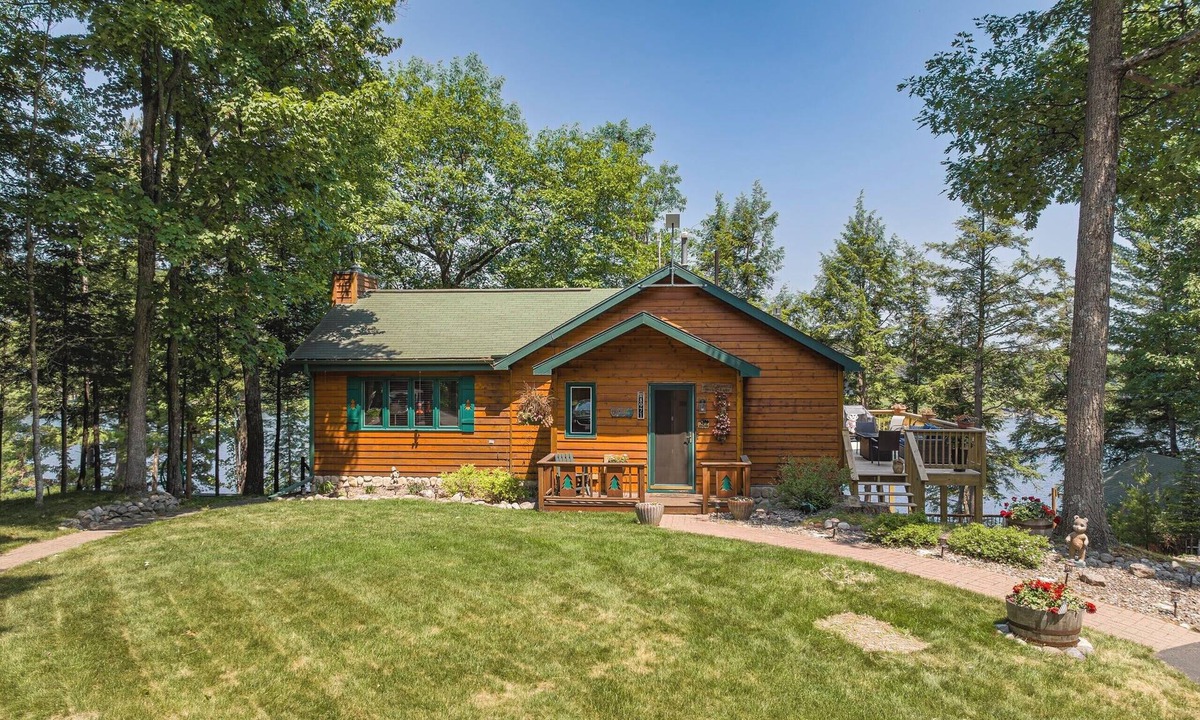 Minocqua Resort | Lakefront Cabin Resort – 11 Bedrooms, 4 Cabins, Sleeps 25 – Lake Tomahawk, WI