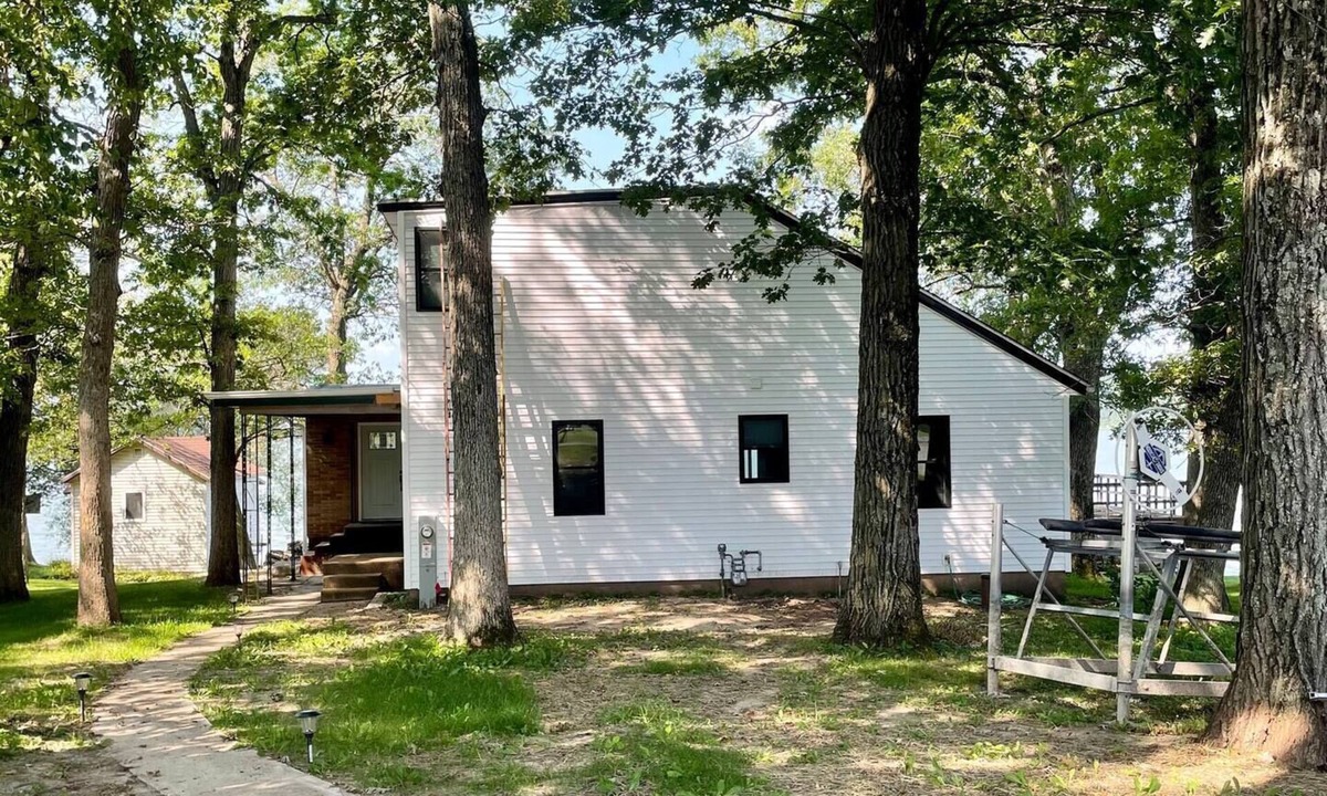 Markesan Cabin | Lakefront Cabin w/Pontoon, Arcade, MiniGolf, Dock