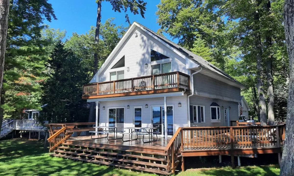 Honor House | Lakefront Cottage on Big Platte Lake