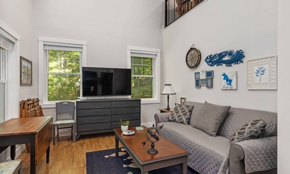 Mayfield Cottage | Lakefront Cottage | Fire Pit + Kayaks + SUPs