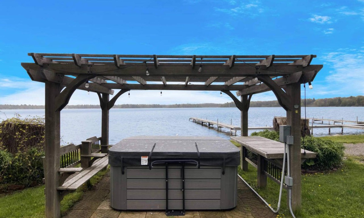 Mayfield House | Lakefront Cottage with Hot Tub & Fire Pit
