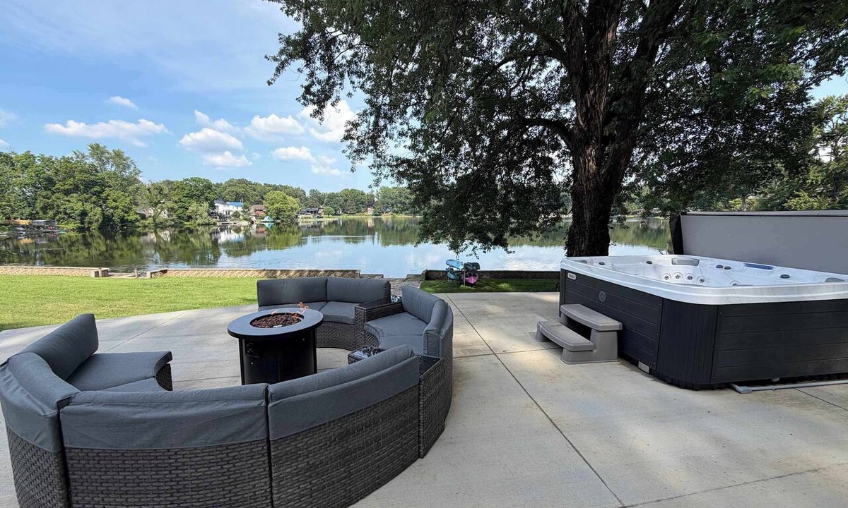 Portage Lakes House | Lakefront Escape- Hot Tub & Putt-Putt
