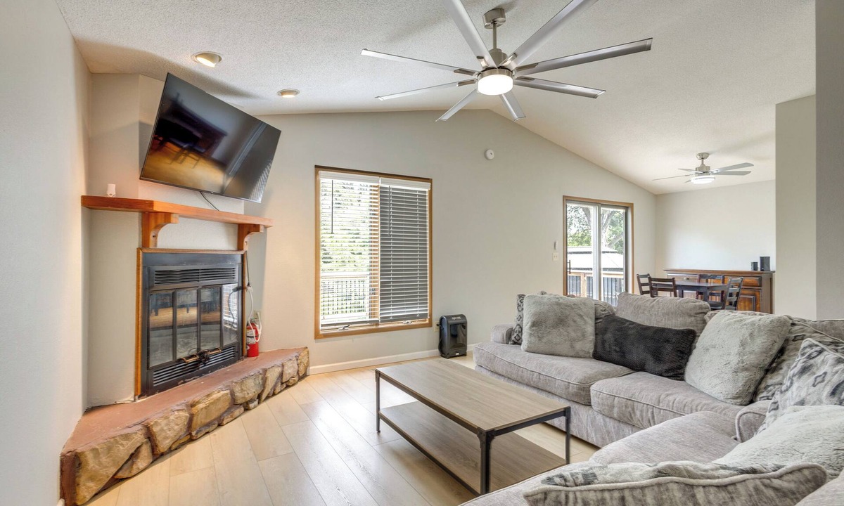 Pontoon Beach Cottage | Lakefront Family Home 13 Mi From Gateway Arch!