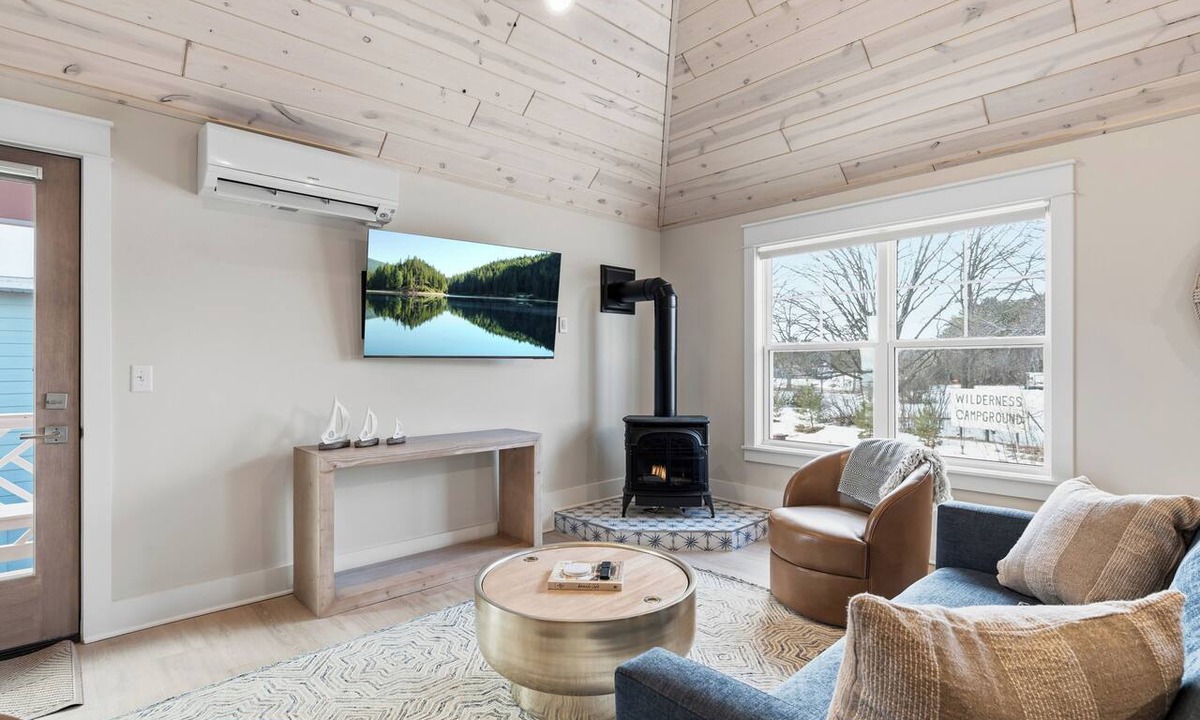 Garrison Apartment | Lakefront Family Studio Sleeps 6