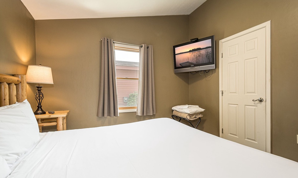 McHenry Cabin | Lakefront Lakeview Cabin 5-Hot Tub, Full Kitchen