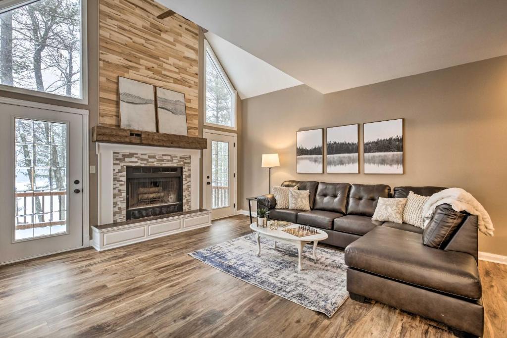 Minocqua House | Lakefront Minocqua Getaway: Dock, Game Room!