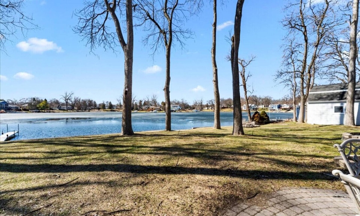 Drayton Plains House | Lakefront Ranch | Hot Tub · 30-Day Min Stay