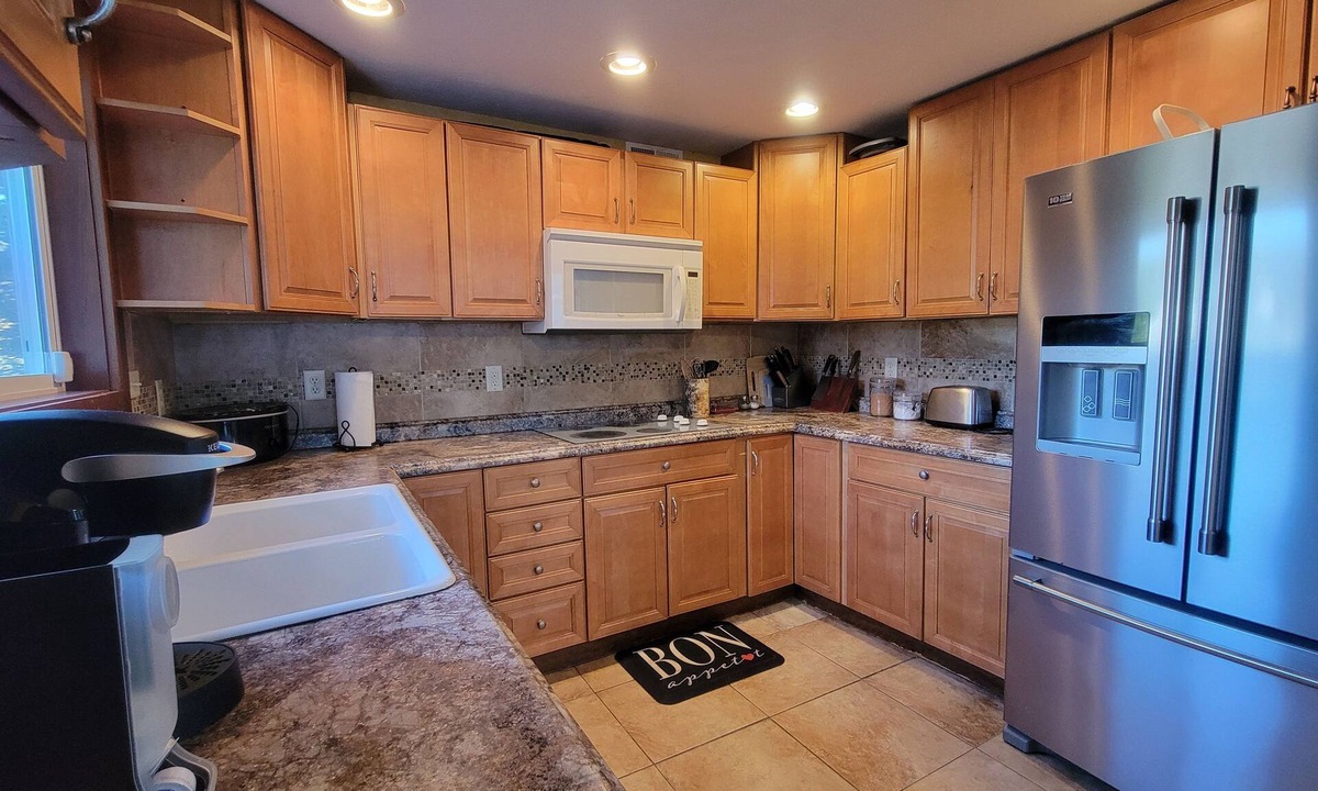 Union House | Lakefront retreat, hot tub, beach, pontoon, treehouse, 2 min walk to restaurants