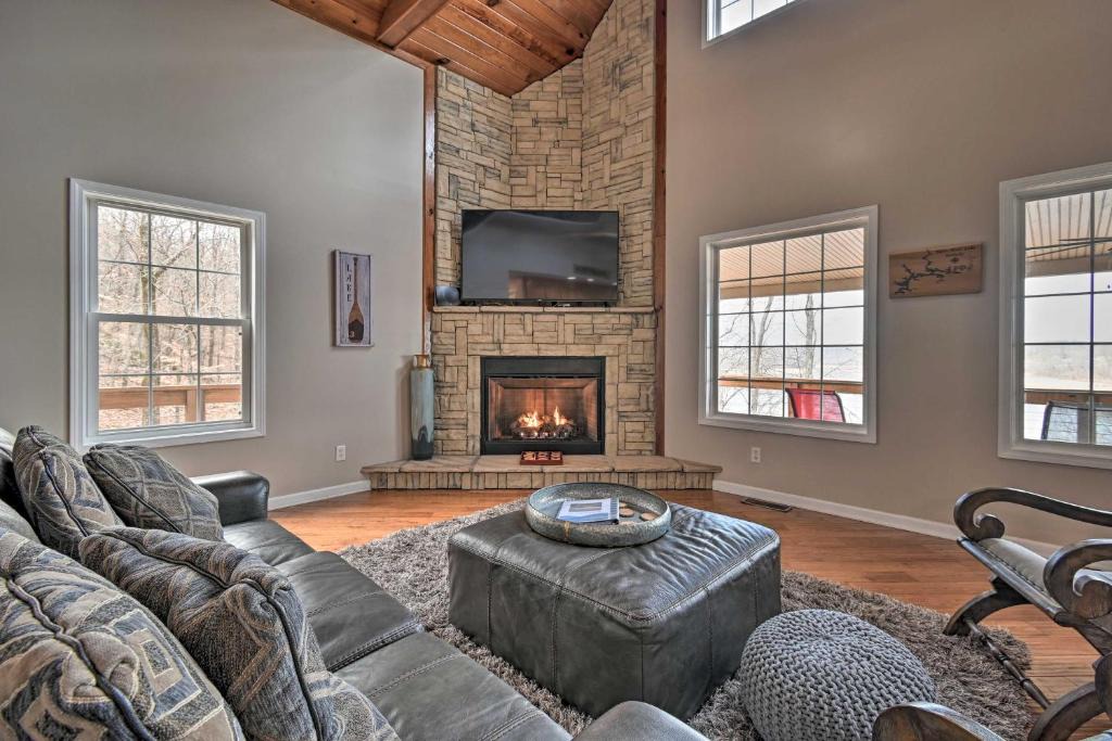 Cub Run House | Lakefront Retreat w/Views, Near Mammoth Cave!