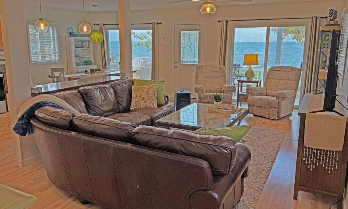 Kelleys Island House | Lakefront Sunset Serenity - 4 Bedrooms/2 Bathrooms