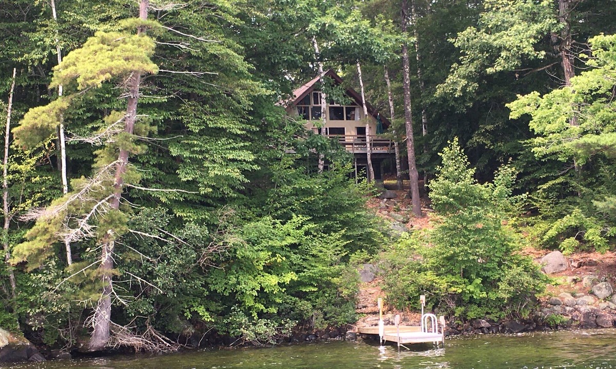Standish Cottage | Lakefront Traditional 4-bedroom cottage in Frye Island