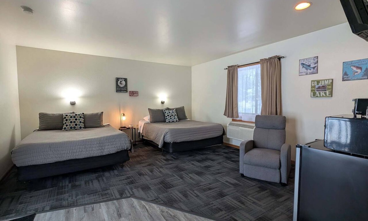 Mayfield Apartment | Lakeside Double Queen Suite | Upper-Level Retreat