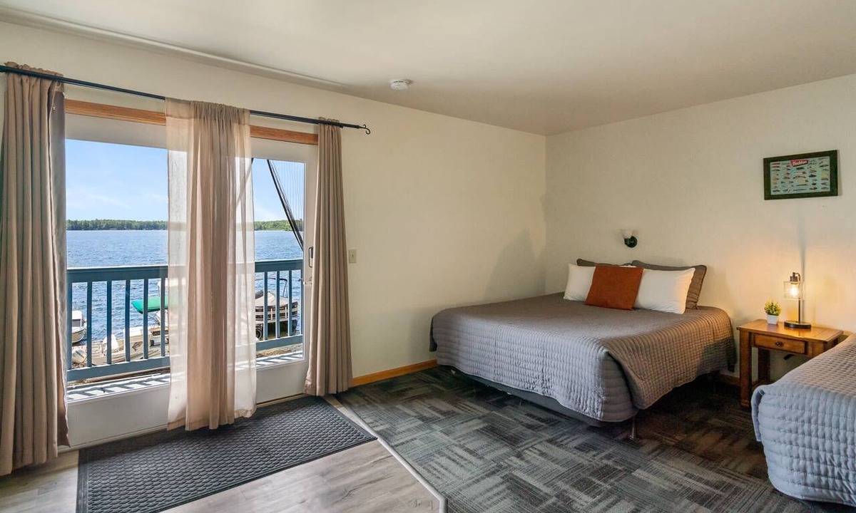 Mayfield Apartment | Lakeside Double Queen Suite | Upper-Level Retreat