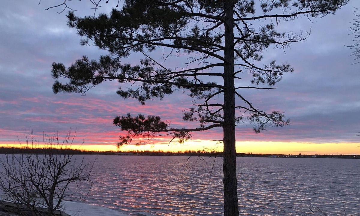 Ranier House | Lakeside Home on Beautiful Rainy Lake in Rainer Proper: Best Location