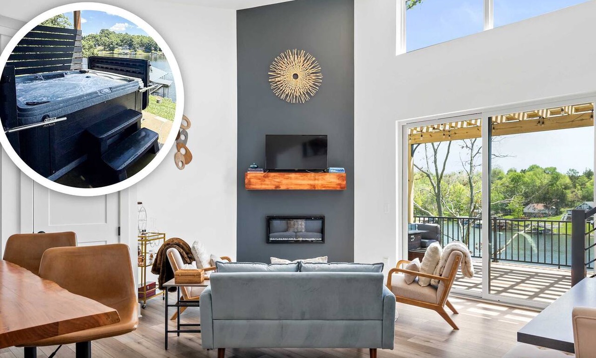 Williamstown House | Lakeside, Water-view, 6.5 miles to Ark, 4BR for 14