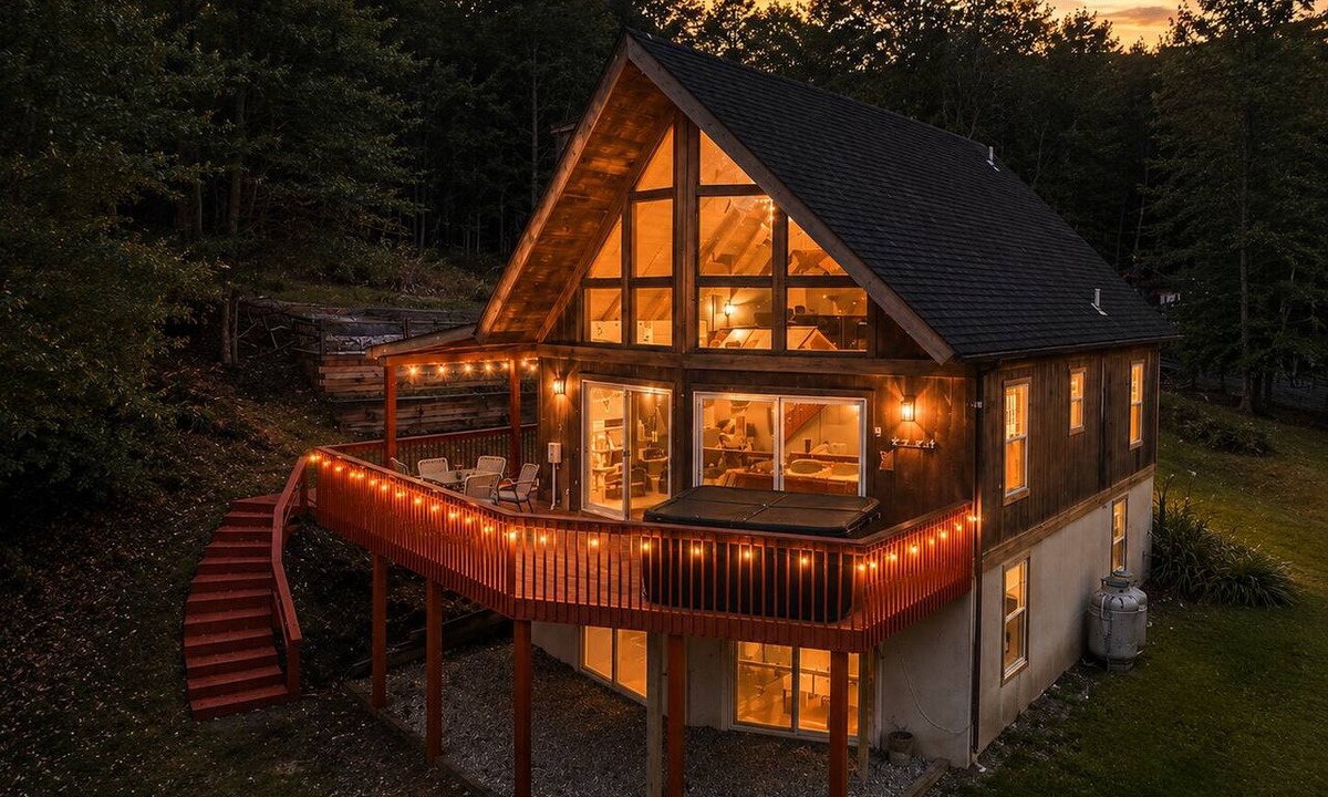 Thayerville Ski Chalet | Lakeview Chalet in Deep Creek Lake + Hot Tub