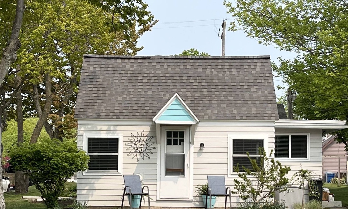 Ludington Cottage | LAKEVIEW COTTAGE - Opening available! Come check out the Fall Colors! ☀️