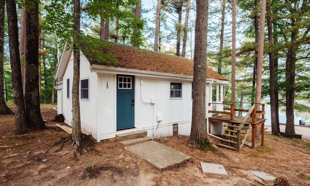 Mayfield Cottage | Lakeview Deck| Sauna+Hot Tub| Fishing| Near TC!