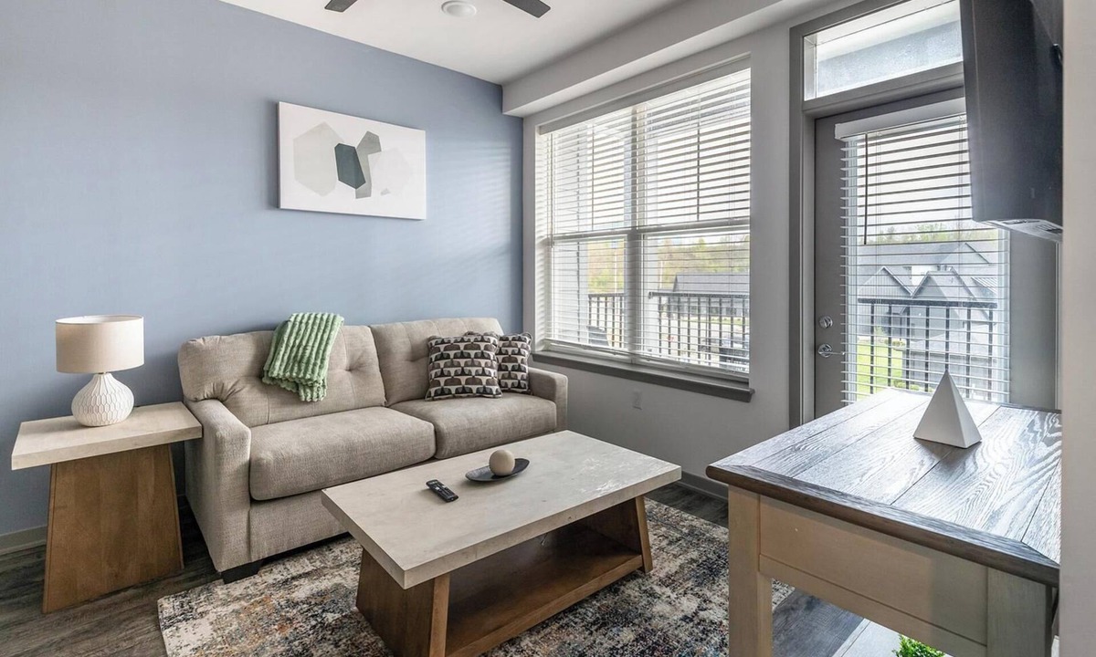 Coraopolis Apartment | Landing | Chic 1BD, Courtyard, Gym