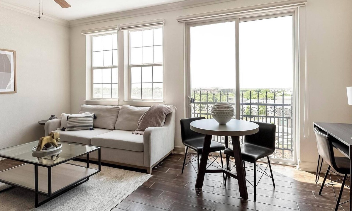 Overland Park Apartment | Landing | Chic Studio, Gym, Pool