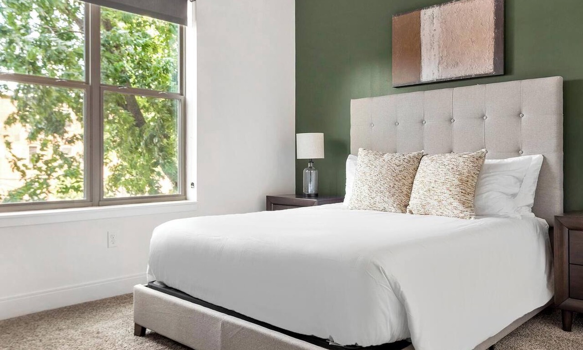 DeBaliviere Place Apartment | Landing | Stunning 1BD, Gym, Yoga Studio