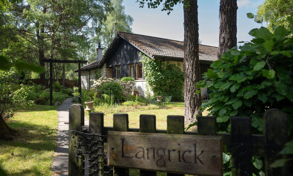 Nethy Bridge House | Langrick - a bungalow that sleeps 10 guests in 5 bedrooms