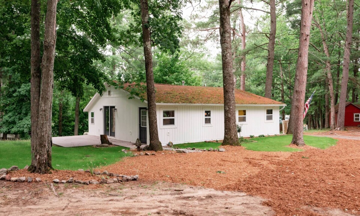 Mayfield House | lArbutus lSpacious lNear TC lBeach+Sauna+Hot Tub