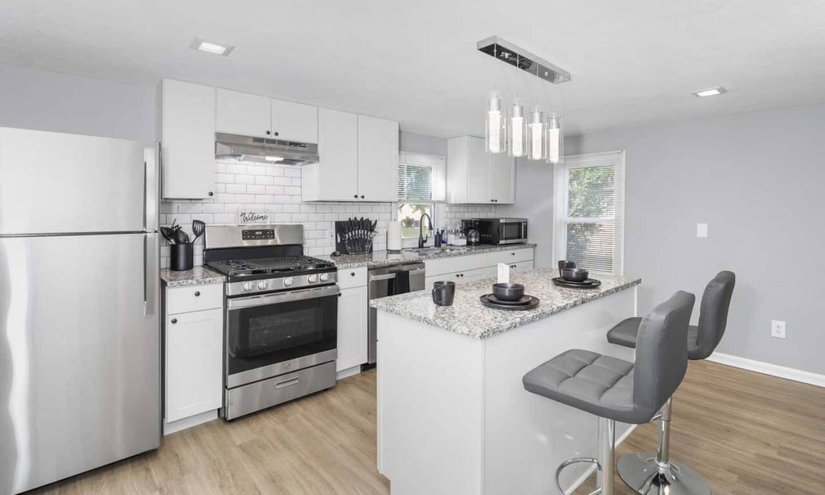 Brook Park House | Large 3BR - 5 Min to I-X Center & CLE Airport