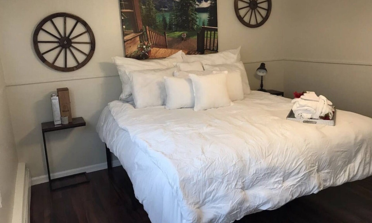 Warren House | Large 5 Bedroom Home King Bed