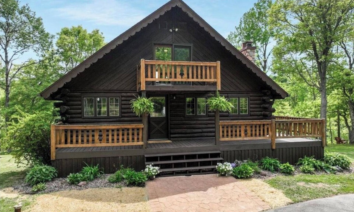 Hayward Ski Chalet | Large Chateau w stream, 12 acres, close to ATV, Snowmobile, trails- Hayward WI