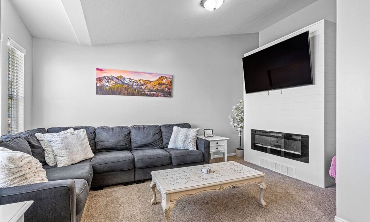 Clearfield House | Large family home close to HAFB/Lagoon water park