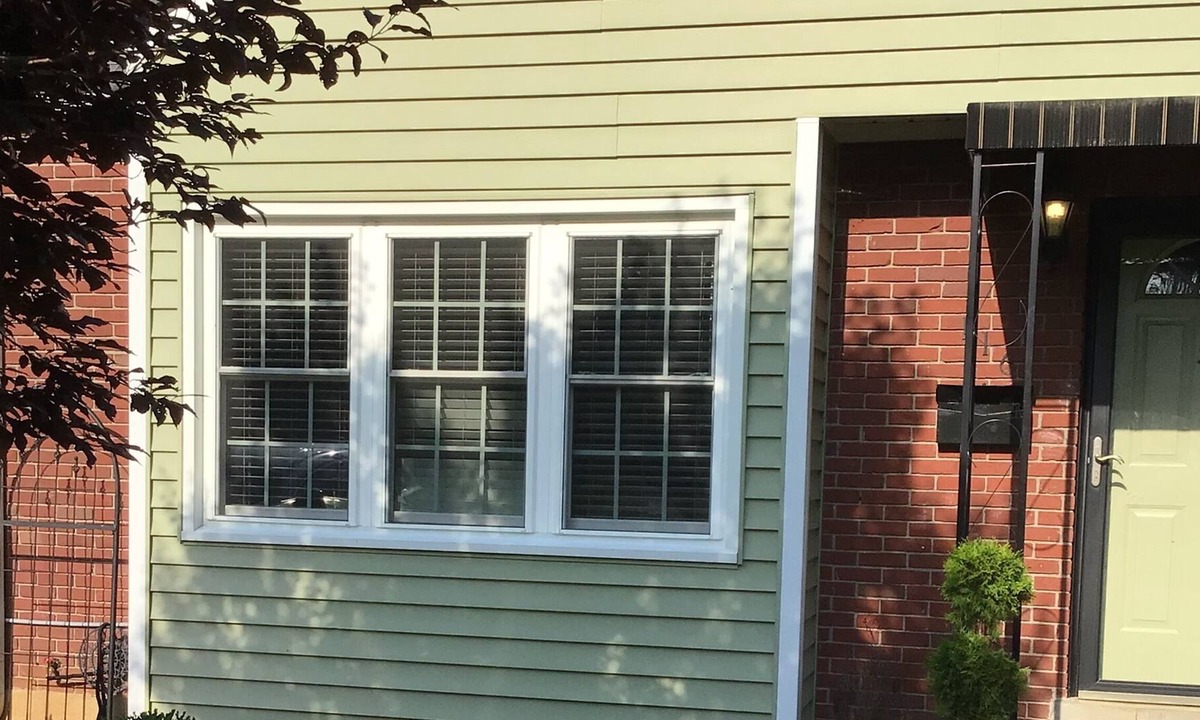 Hurstbourne House | Large fenced yard. Dog friendly
