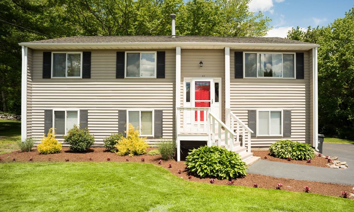 Bonnet Shores House | large home in Bonnet Shores with four beach passes to Narragansett town beach