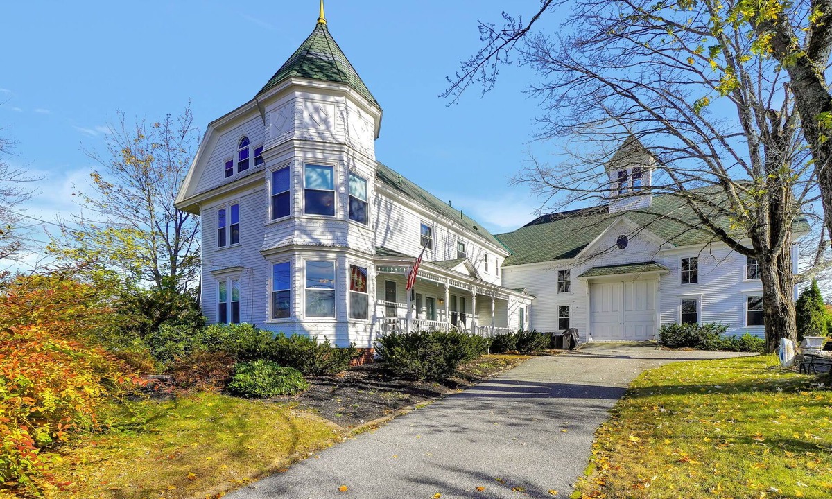 Oxford House | Large Home with indoor pool Close to Casino, Lakes, and Mountains