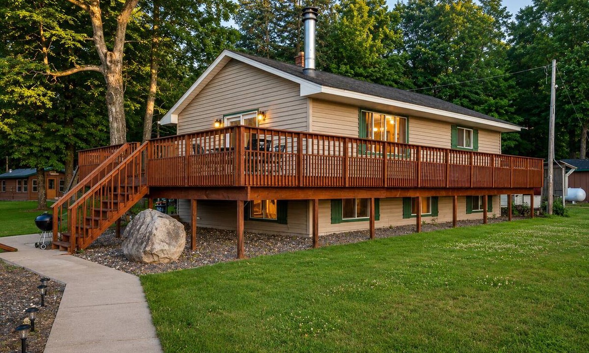 Mercer House | Large Lake house on major snowmobile trail