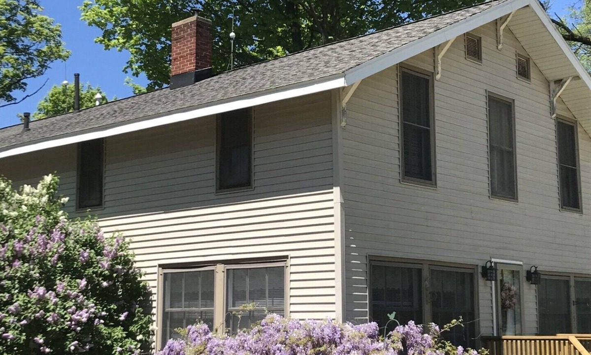 Mears House | Large Manor House sleeps 20 in Silver Lake. Close to Sand dunes & Lake Michigan