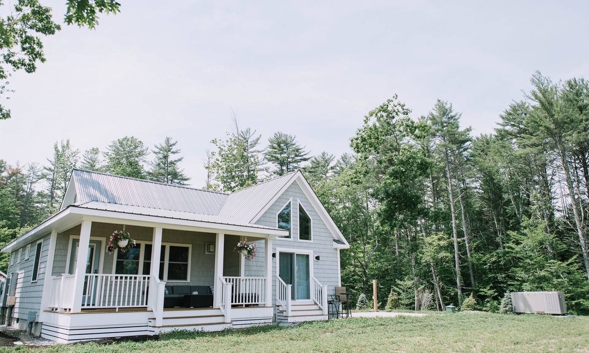 North Sebago Cottage | LARGE RESORT WITH 12 PROPERTIES. NATURAL POND FOR SWIMMING.