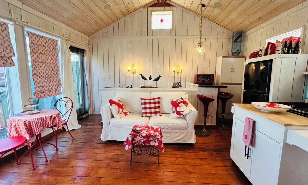 Newburyport Cottage | LAST MINUTE AVAILABILITY OFFERED AT HUGE SAVINGS!