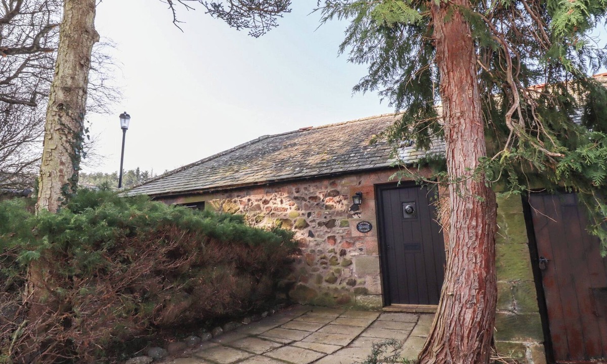 Akeld Cottage | LAVENDER COTTAGE, family friendly, with pool in Wooler